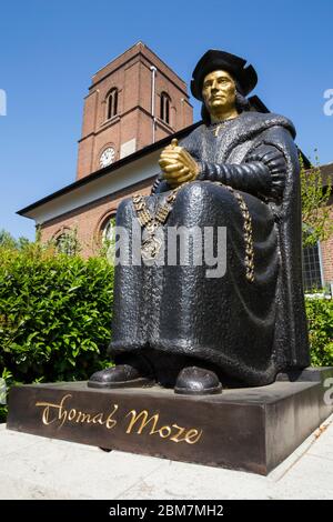 Sitzende moderne Statue von Thomas More, 1968, von der Bildhauerin Leslie Cubitt Bevis. Bemalte Bronzeskulptur Vor der Chelsea Old Church, Chelsea Embankment, London. GROSSBRITANNIEN. (118) Stockfoto