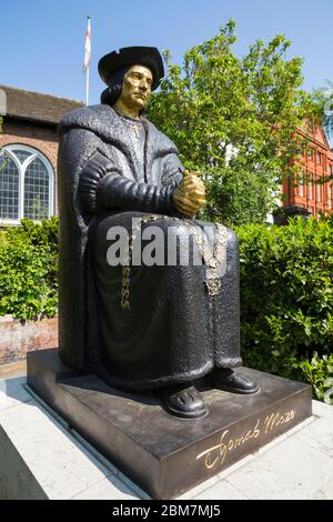 Sitzende moderne Statue von Thomas More, 1968, von der Bildhauerin Leslie Cubitt Bevis. Bemalte Bronzeskulptur Vor der Chelsea Old Church, Chelsea Embankment, London. GROSSBRITANNIEN. (118) Stockfoto