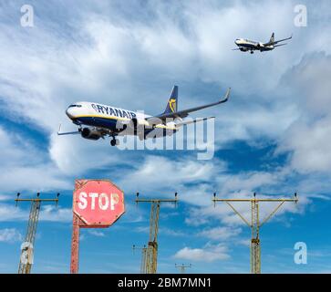 Zwei Ryanair Flugzeuge, Flugzeuge fliegen über Stoppschild bei der Landung Annäherung. Airline-Industrie, Coronavirus, Covid 19... Konzept Stockfoto