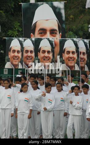 File Foto von Schulkindern mit Foto von Formar indischen Premierminister Rajiv Gandhi zu seinem Todestag Jahrestag in Neu-Delhi. Rajiv Gandhi war Stockfoto