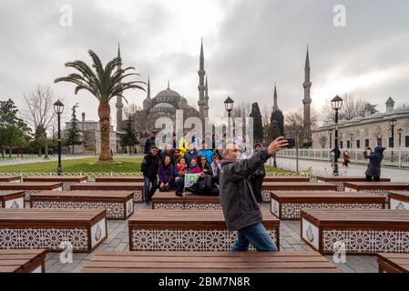 19. Februar 2018: Touristen machen Selfies vor der Sultan Ahmed Moschee. Istanbul, Türkei Stockfoto