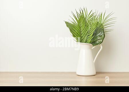 Tropische Pflanze mit grünen Blättern auf hellweißem Hintergrund. Flach liegend. Stockfoto