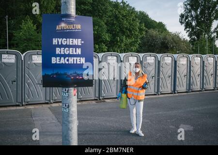 Hannover, Deutschland. Mai 2020. Melanie desinfiziert die Toiletten im Drive-in-Kino am Schützenplatz. In den kommenden Wochen finden auf dem Schützenplatz in Hannover Autokonzerte und Drive-in-Kino statt. Alle Konzerte finden live statt. Das Publikum sitzt im Auto und hört den Ton über eine eigene Frequenz im Radio. Kredit: Ole Spata/dpa/Alamy Live News Stockfoto