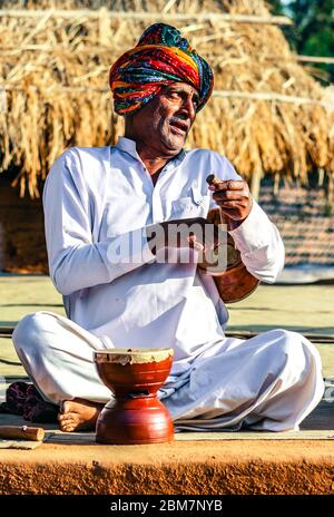 Rajasthan Folk Musiker vor einem städtischen Publikum mit seinen feierlichen Ausdrücken. Live-Konzert ist magisch. Rajasthani Musiker von seiner besten Seite. Stockfoto