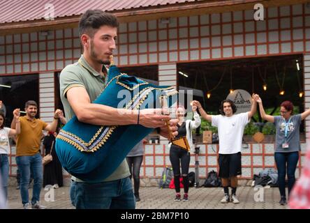 Rize / Türkei - August 06 2019: Dudelsackspieler auf der Straße bei der Trauung. Tulum ist ein Dudelsack-ähnliches Instrument ist im Schwarzen Meer beliebt Stockfoto