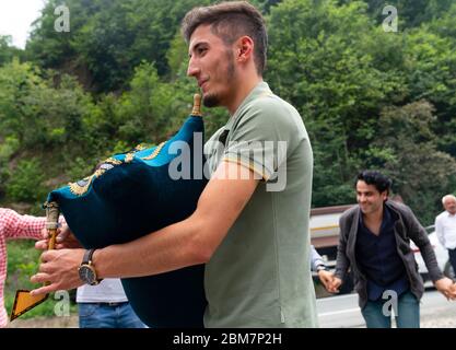 Rize / Türkei - August 06 2019: Dudelsackspieler auf der Straße bei der Trauung. Tulum ist ein Dudelsack-ähnliches Instrument ist im Schwarzen Meer beliebt Stockfoto