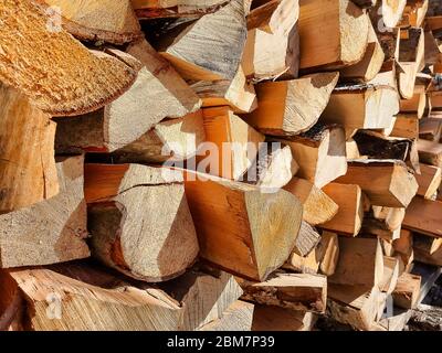 Hintergrund der trockenen gehackten Brennholz Protokolle übereinander in einem Stapel gestapelt.Reihe von Feuer Holzlager für den Winter.Selektive Fokus. Brennholz Protokolle Stockfoto