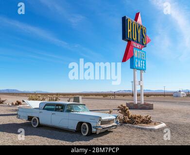 Route 66, Kalifornien. Das Wrack eines alten Lincoln Continental Mark IV außerhalb Roy's Motel and Cafe, Amboy, Route 66, Mojave Desert, California, USA Stockfoto