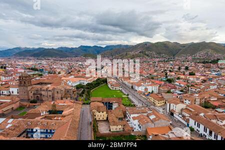 Südansicht von Cusco, Peru, über die Avenida del Sol und die Qorikancha-Kirche Stockfoto