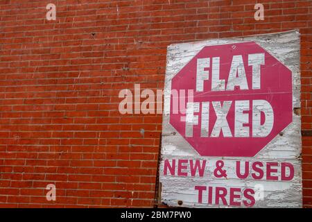 Alt verwittert Flat Fixed Schild rot und weiß Stockfoto