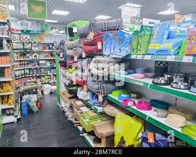 Moskau, Russland, 1. Mai, 2020. Tiernahrung Produkt auf Regalen.Lebensmittelabteilung für Hunde und Katzen. Regale mit verschiedenen Arten von Artikeln für Haustiere im Inneren Stockfoto