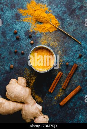 Draufsicht auf Kurkuma Latte, die aus Curcuma, Ingwer, Zimt und Piment hergestellt wird. Immun- und Gesundheitstrunk. Stockfoto