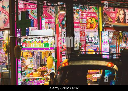 Thailand Samui 9 MÄR 2020 Street Life und Nacht Konzept. Bunte Schaufenster in der zentralen Straße der Insel Samui. Das Bild enthält Bewegungsunschärfe Stockfoto