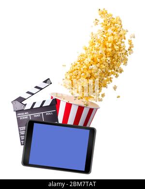 Fliegendes Popcorn, Filmklappenbrett und Telefon isoliert auf weißem Hintergrund Stockfoto