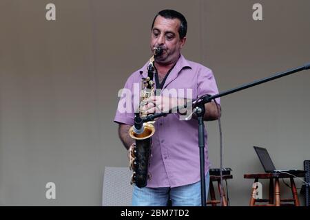 Batumi, Adjara/Georgien - August 05 2019: Mann, der in einem Restaurant im Stadtzentrum Saxophon spielt Stockfoto