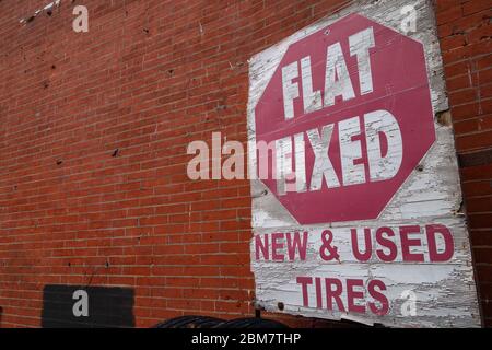 Alt verwittert Flat Fixed Schild rot und weiß Stockfoto