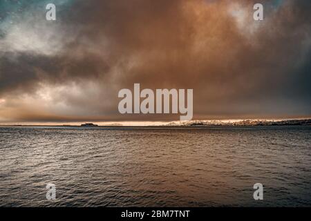 Skyline von San Francisco an einem bewölkten Tag bei Sonnenuntergang Stockfoto