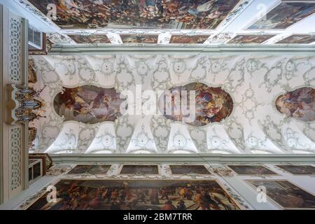 4. Feb 2020 - Salzburg, Österreich: Aufwärtsansicht des Rokoko-Blumengemäldes Wandgemälde Deckenfresko der Klosterkirche St. Peter Stockfoto