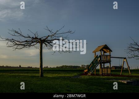Ein geschlossener Spielplatz in der Schweiz während der Sperrung des Corona-Virus Stockfoto