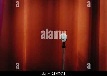 Mikrofon vor einem roten Vorhang Stockfoto