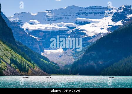 Kanus auf dem Lake Louise in den kanadischen Rocky Mountains Stockfoto