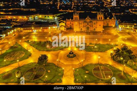 Nachtansicht über die leere Plaza de Armas von Cusco, Peru während der Sperrung des Coronavirus Stockfoto