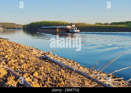 Schlepp schiebt Barge auf mississippi Fluss in der Nähe Schweine Auge Insel im Süden saint paul minnesota Stockfoto