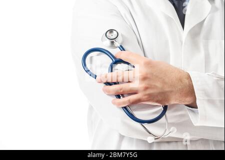 Selbstbewusster Arzt posiert mit Armen auf weißem isolierten Hintergrund gekreuzt, medizinische Beratung und Krankenversicherung Konzept . Stockfoto