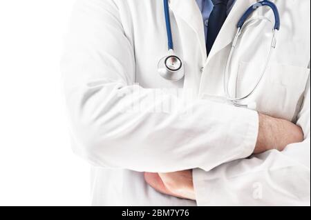 Selbstbewusster Arzt posiert mit Armen auf weißem isolierten Hintergrund gekreuzt, medizinische Beratung und Krankenversicherung Konzept . Stockfoto