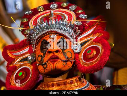 Die rituelle Kunst Form von Kerala, Thyra oder Theyyam thira ist ein ritueller Tanz, der in 'Kaavu'(Hain)& Tempeln des Kerala, Indien, aufgeführt wird Stockfoto