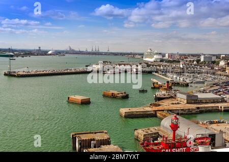 SOUTHAMPTON, GROSSBRITANNIEN – AUG. 30, 2019: Luftaufnahme des Hafens von Southampton mit Kreuzfahrtschiff, Gebäude am Wasser der ABP Town Quay Marina. Stockfoto