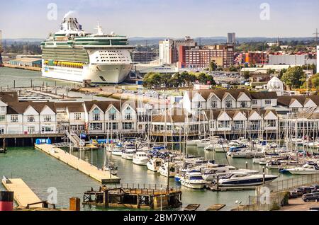 SOUTHAMPTON, GROSSBRITANNIEN – AUG. 30, 2019: Luftaufnahme des Hafens von Southampton mit Kreuzfahrtschiff, Gebäude am Wasser der ABP Town Quay Marina. Stockfoto