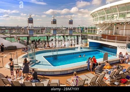 SOUTHAMPTON, GROSSBRITANNIEN – AUG. 30, 2019: Luxus ‘Ventura’ von P&O Kreuzfahrten Unternehmen segeln weg von Southampton Hafen und Passagiere genießen in der Nähe von Deck. Stockfoto