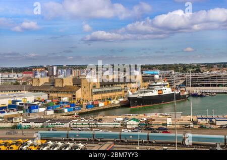 SOUTHAMPTON, GROSSBRITANNIEN – AUG. 30, 2019: Luftaufnahme des Hafens von Southampton mit Kreuzfahrtschiff, Gebäude am Wasser der ABP Town Quay Marina. Stockfoto