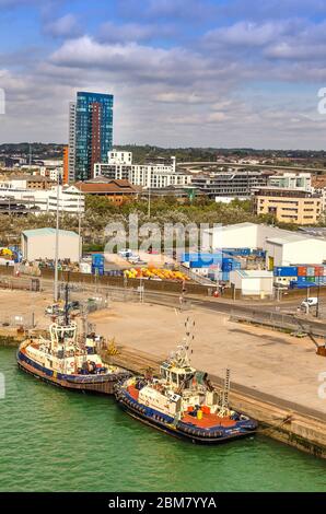 SOUTHAMPTON, GROSSBRITANNIEN – AUG. 30, 2019: Luftaufnahme des Hafens von Southampton mit Kreuzfahrtschiff, Gebäude am Wasser der ABP Town Quay Marina. Stockfoto