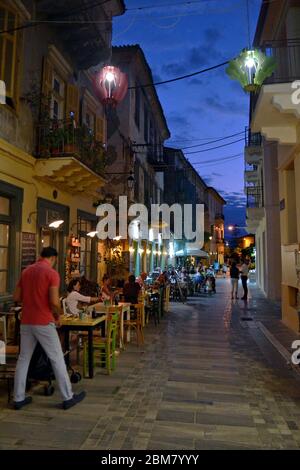 Nafplio / Griechenland - 4. Juli 2017: Sommerspaziergang in den Gassen. Stockfoto