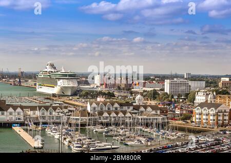 SOUTHAMPTON, GROSSBRITANNIEN – AUG. 30, 2019: Luftaufnahme des Hafens von Southampton mit Kreuzfahrtschiff, Gebäude am Wasser der ABP Town Quay Marina. Stockfoto