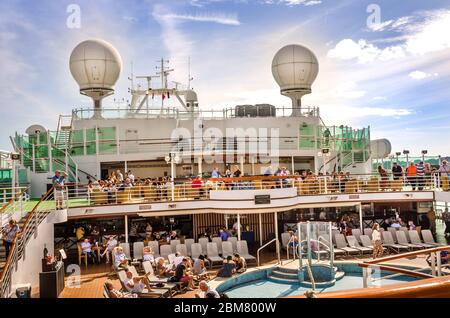 SOUTHAMPTON, GROSSBRITANNIEN – AUG. 30, 2019: Luxus ‘Ventura’ von P&O Kreuzfahrten Unternehmen segeln weg von Southampton Hafen und Passagiere genießen in der Nähe von Deck. Stockfoto