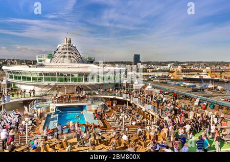 SOUTHAMPTON, GROSSBRITANNIEN – AUG. 30, 2019: Luxus ‘Ventura’ von P&O Kreuzfahrten Unternehmen segeln weg von Southampton Hafen und Passagiere genießen in der Nähe von Deck. Stockfoto