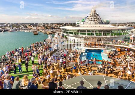 SOUTHAMPTON, GROSSBRITANNIEN – AUG. 30, 2019: Luxus ‘Ventura’ von P&O Kreuzfahrten Unternehmen segeln weg von Southampton Hafen und Passagiere genießen in der Nähe von Deck. Stockfoto