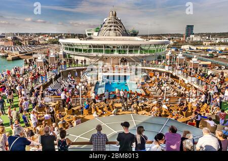 SOUTHAMPTON, GROSSBRITANNIEN – AUG. 30, 2019: Luxus ‘Ventura’ von P&O Kreuzfahrten Unternehmen segeln weg von Southampton Hafen und Passagiere genießen in der Nähe von Deck. Stockfoto