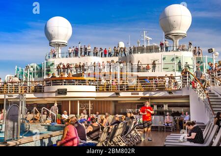 SOUTHAMPTON, GROSSBRITANNIEN – AUG. 30, 2019: Luxus ‘Ventura’ von P&O Kreuzfahrten Unternehmen segeln weg von Southampton Hafen und Passagiere genießen in der Nähe von Deck. Stockfoto