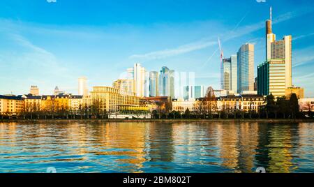 Blick vom frühen Morgen auf das Zentrum von Frankfurt am Main, Hessen, Deutschland, von der anderen Seite des Mains. Stockfoto