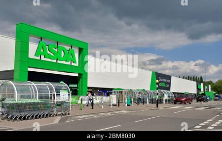 ASDA Supermarkt Eingang mit Einkaufswagen abholen Stockfoto