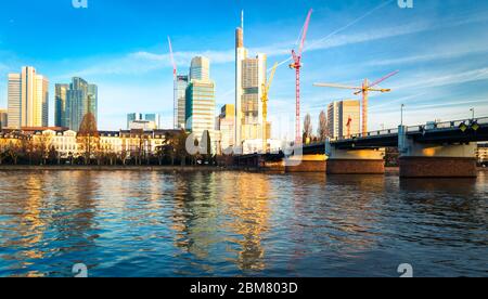 Blick vom frühen Morgen auf das Zentrum von Frankfurt am Main von der Untermainbrücke über den Fluss. Stockfoto