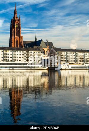 Blick auf den Frankfurter Dom, offiziell der Kaiserdom St. Bartholomäus, Frankfurt, Hessen, Deutschland. Stockfoto