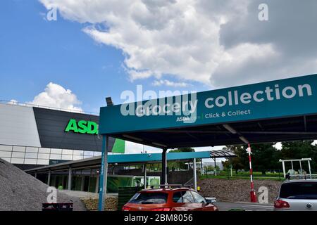 ASDA fahren Sie durch das Außenklickwerk und sammeln Sie einen Lebensmittelpunkt in Bristol, Großbritannien Stockfoto