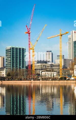 Blick auf eine Baustelle im Zentrum von Frankfurt am Main, Hessen, Deutschland, von der anderen Seite des Flusses. Stockfoto