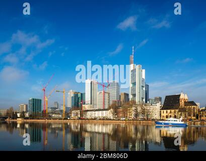 Blick vom frühen Morgen auf das Zentrum von Frankfurt am Main, Hessen, Deutschland, von der anderen Seite der Main. Stockfoto