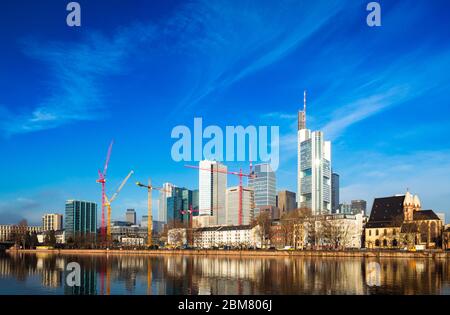 Blick vom frühen Morgen auf das Zentrum von Frankfurt am Main von der anderen Seite des Flusses. Frankfurt am Main ist Metropole und größte Stadt des Landes Hessen und mit 746,878 (2017) Einwohnern die fünftgrößte Stadt Deutschlands. Stockfoto